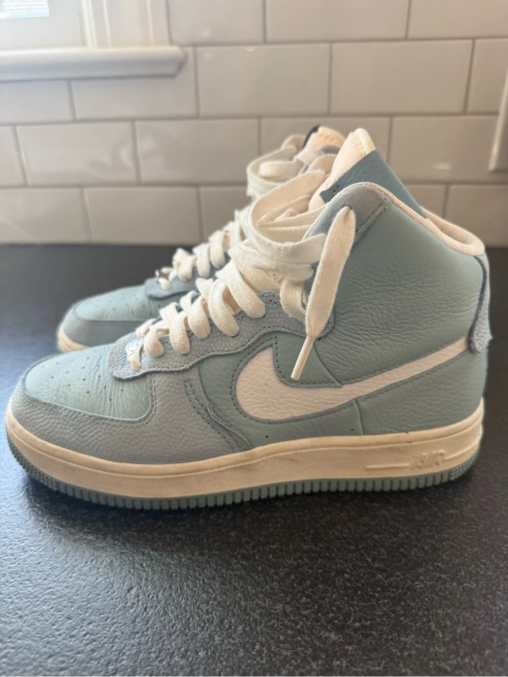 Nike Air Force 1High ‘07 LV8 in lt. blue/white with the “from 1982” lace dubrae